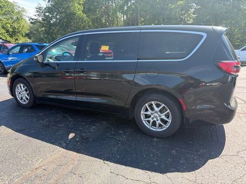 Used 2023 Chrysler Pacifica Touring-L FWD image 5