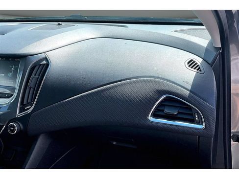 Used 2018 Chevrolet Cruze LT FWD image 18