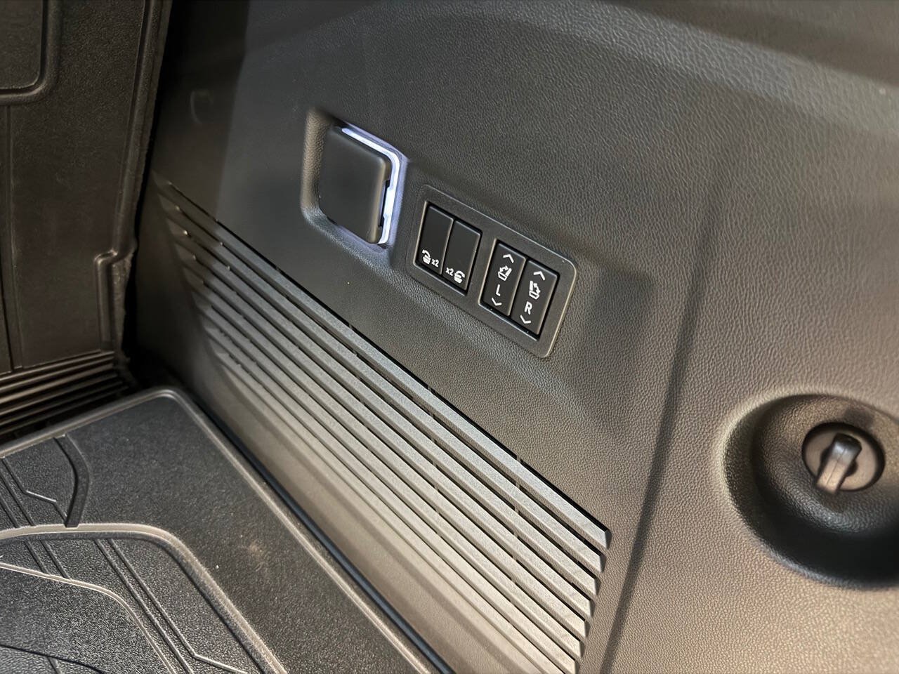 Used 2026 GMC Yukon AT4 Ultimate w/ LPO, Floor Liner Package AWD/4WD image 34