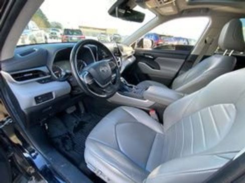 Used 2022 Toyota Highlander XLE image 9