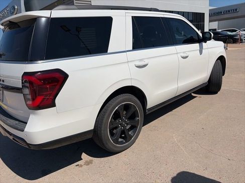 Used 2024 Ford Expedition Limited image 10