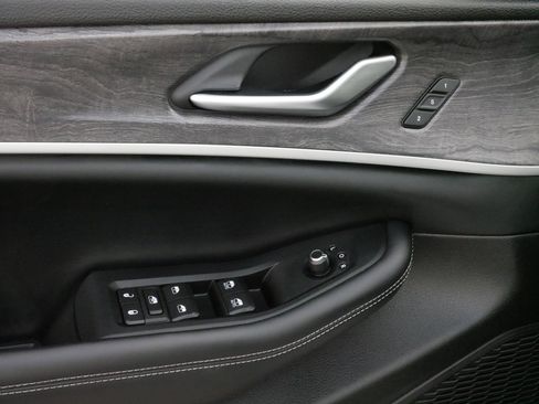 Used 2023 Jeep Grand Cherokee L Limited w/ Black Appearance Package image 19