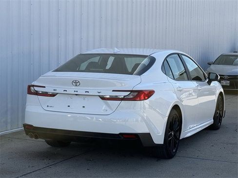 Used 2025 Toyota Camry SE w/ Convenience Package image 4