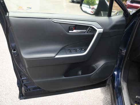 Used 2019 Toyota RAV4 Limited FWD image 10