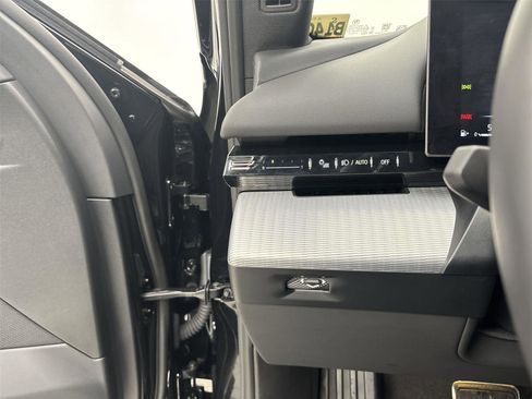 Used 2025 BMW 530i xDrive w/ M Sport Package image 31