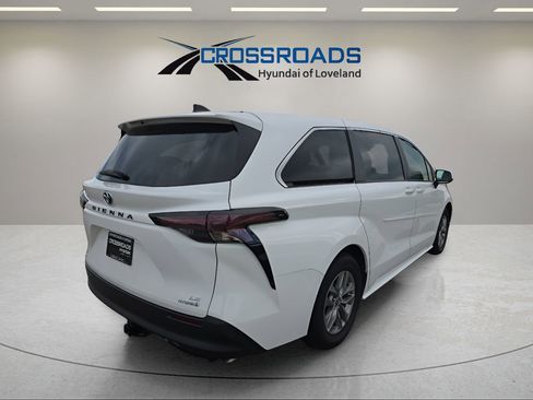 Used 2024 Toyota Sienna LE image 5