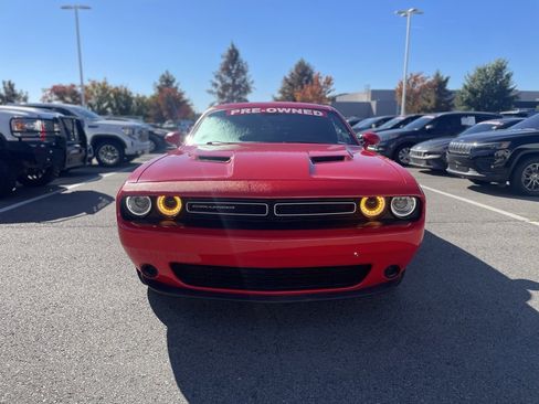 Used 2022 Dodge Challenger SXT image 2