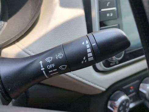 Used 2021 Nissan Versa SV FWD image 25