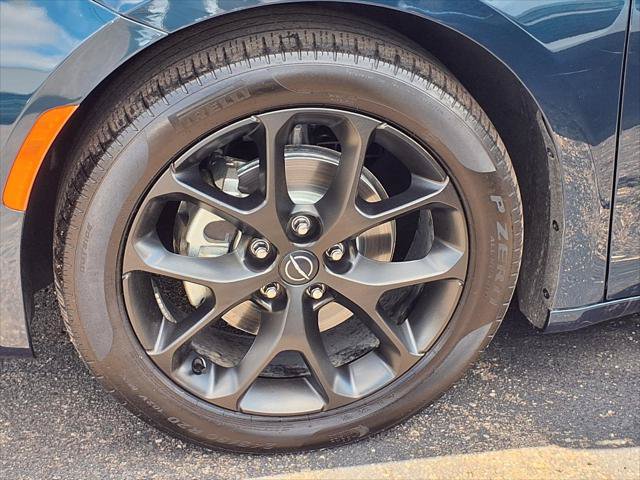 Certified 2025 Chrysler Pacifica Limited FWD image 13