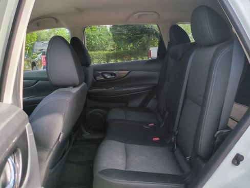Used 2018 Nissan Rogue SV FWD image 11