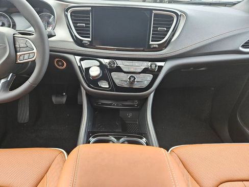 New 2026 Chrysler Pacifica Pinnacle image 12