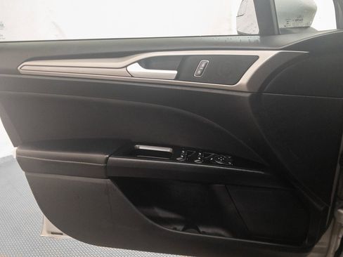 Used 2017 Ford Fusion SE w/ Fusion SE Technology Package image 26