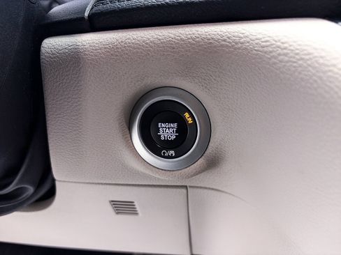 Used 2020 Chrysler Pacifica Limited w/ Advanced Safetytec Group FWD image 30