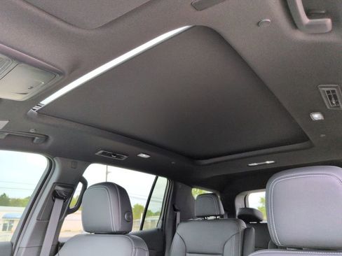 New 2026 Chevrolet Traverse LT w/ Sun and Wheel Package FWD image 17