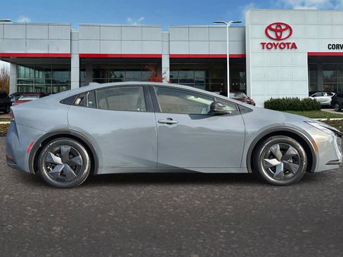 Used 2024 Toyota Prius LE image 3