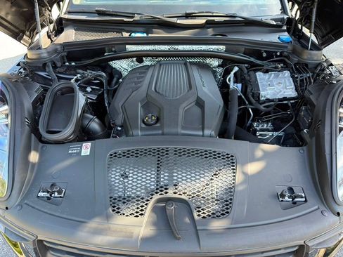 Certified 2026 Porsche Macan AWD/4WD image 19