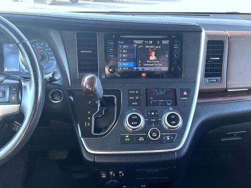 Used 2017 Toyota Sienna Limited image 14