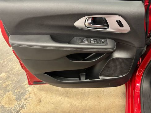 Used 2025 Chrysler Pacifica Limited FWD image 18