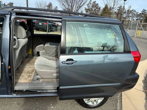 Used 2009 Toyota Sienna CE image 28