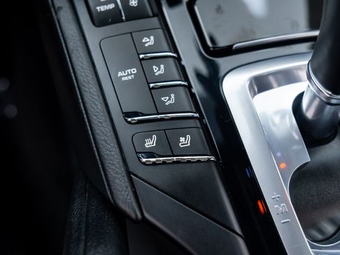 Certified 2017 Porsche Cayenne Platinum Edition image 20