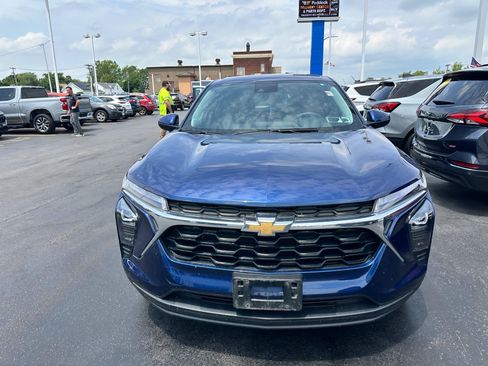 Used 2024 Chevrolet Trax LS w/ LS Convenience Package FWD image 2