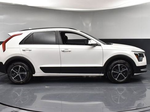 Used 2025 Kia Niro EX image 8