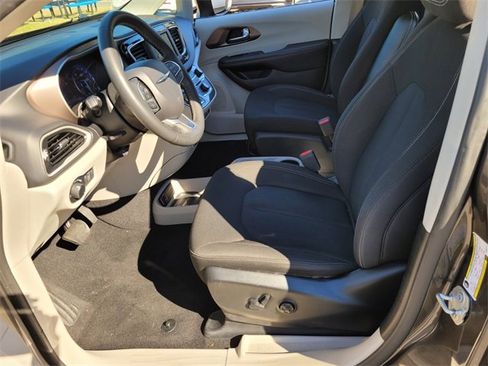 Used 2023 Chrysler Voyager LX image 10