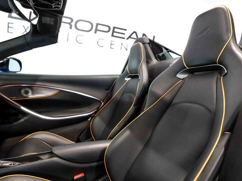 Used 2025 McLaren Artura Spider RWD image 29