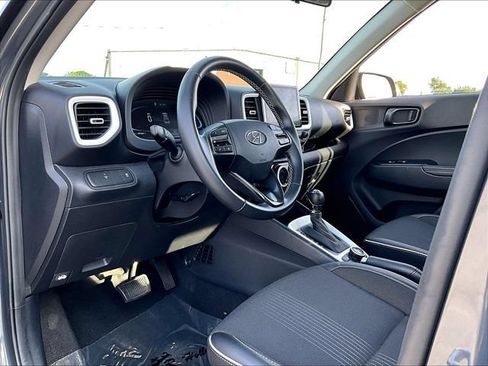 Used 2024 Hyundai Venue Limited FWD image 8