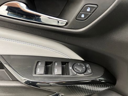 Used 2025 Chevrolet Trax LT w/ LT Convenience Package image 12