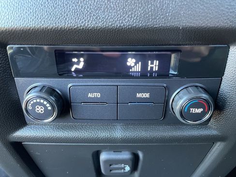 Used 2023 Chevrolet Traverse LT image 34