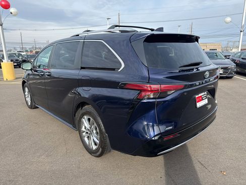 Used 2023 Toyota Sienna Limited image 7