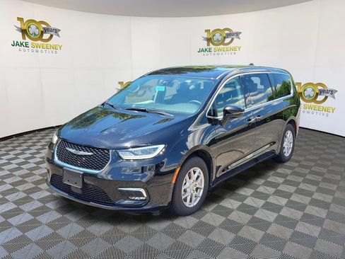 Used 2024 Chrysler Pacifica Touring-L FWD image 3