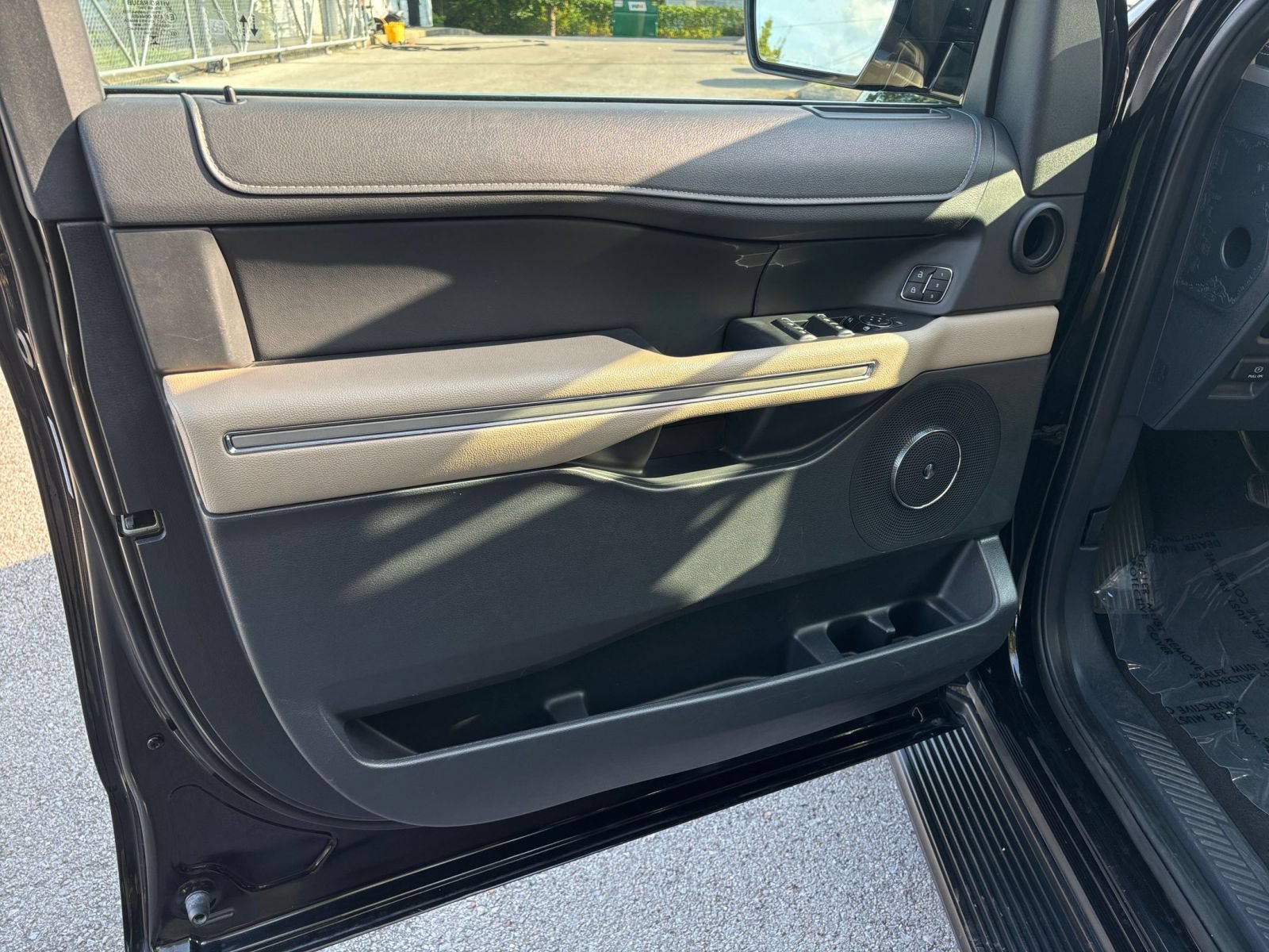 Used 2024 Ford Expedition Limited AWD/4WD image 18