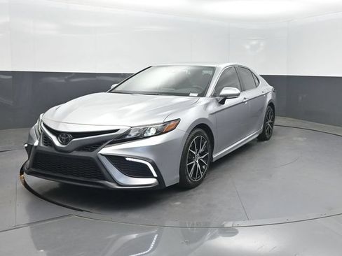 Used 2022 Toyota Camry SE FWD image 2