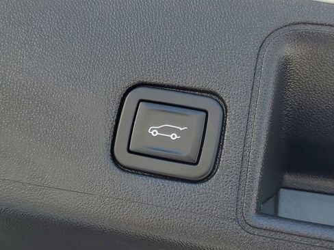 Used 2023 GMC Terrain SLE w/ Driver Convenience Package image 9