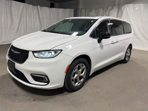 Used 2024 Chrysler Pacifica Limited image 3