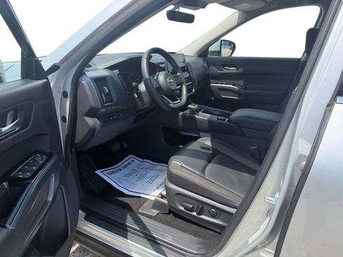Used 2025 Nissan Pathfinder SL w/ Black Appearance Package AWD/4WD image 11