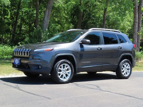 Used 2017 Jeep Cherokee Latitude w/ Comfort/Convenience Group AWD/4WD image 21