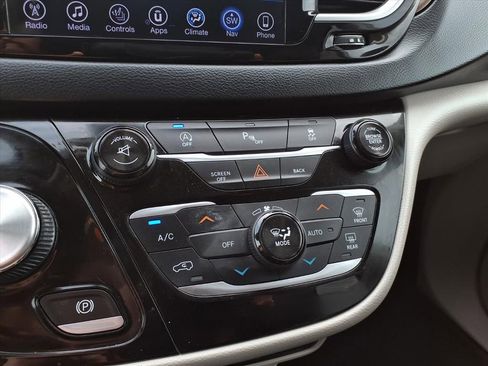 Used 2017 Chrysler Pacifica Touring-L w/ Tire & Wheel Group image 15