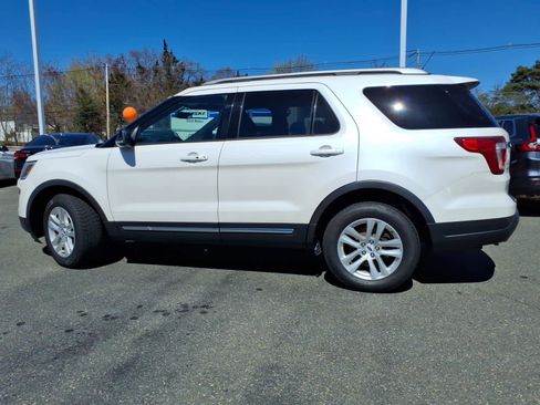 Used 2018 Ford Explorer XLT w/ Equipment Group 202A AWD/4WD image 8