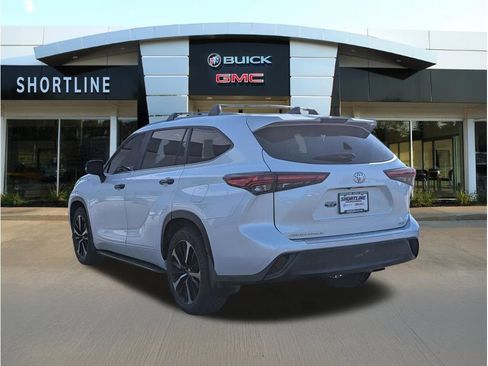 Used 2022 Toyota Highlander XLE AWD/4WD image 5