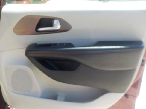 Used 2018 Chrysler Pacifica Touring-L image 36