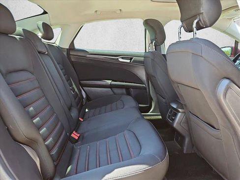 Used 2015 Ford Fusion SE FWD image 18