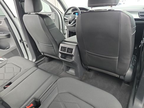 Certified 2024 Volkswagen Atlas Cross Sport SE AWD/4WD image 11