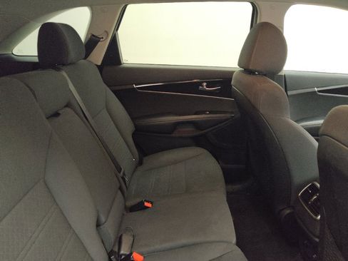 Used 2019 Kia Sorento LX w/ LX Convenience Package image 19