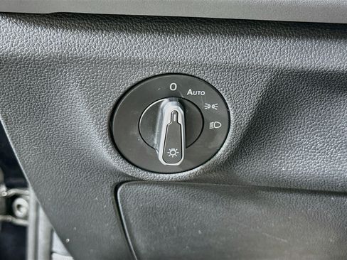 Used 2025 Volkswagen Jetta SE FWD image 17