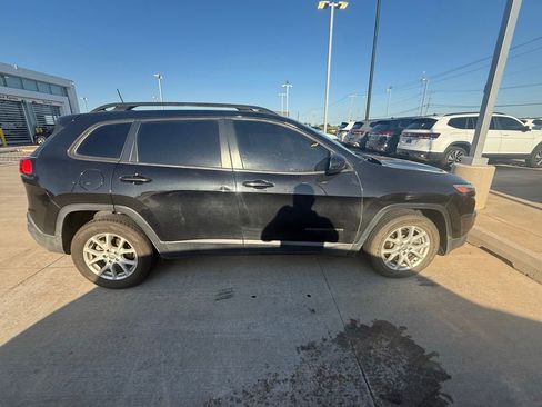 Used 2016 Jeep Cherokee Latitude FWD image 5