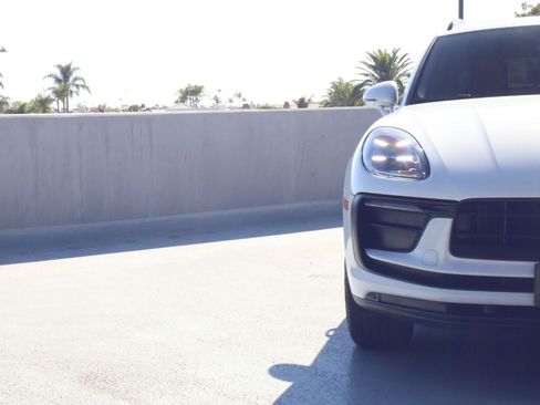 Certified 2024 Porsche Macan AWD/4WD image 12