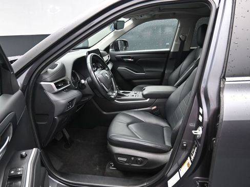 Used 2023 Toyota Highlander L AWD/4WD image 9